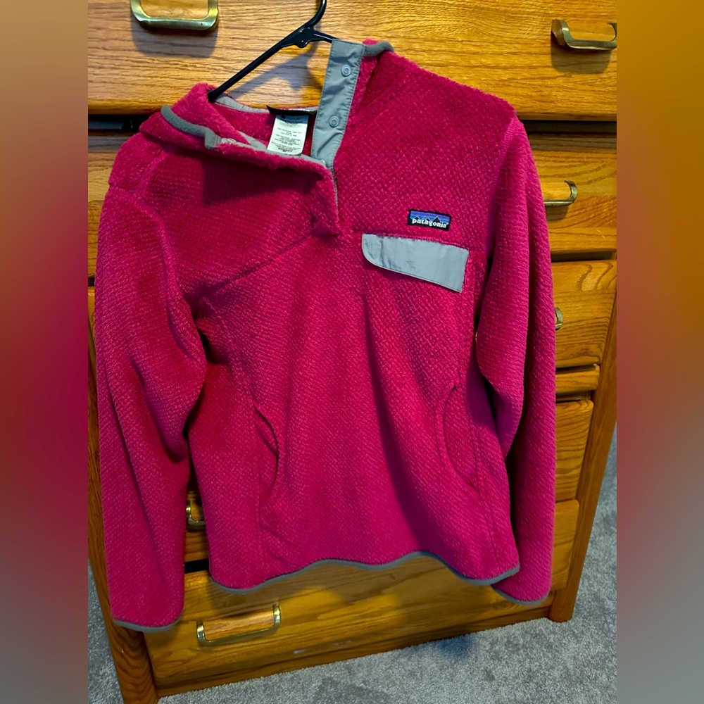 Patagonia women’s size medium quarter button pullover with hood